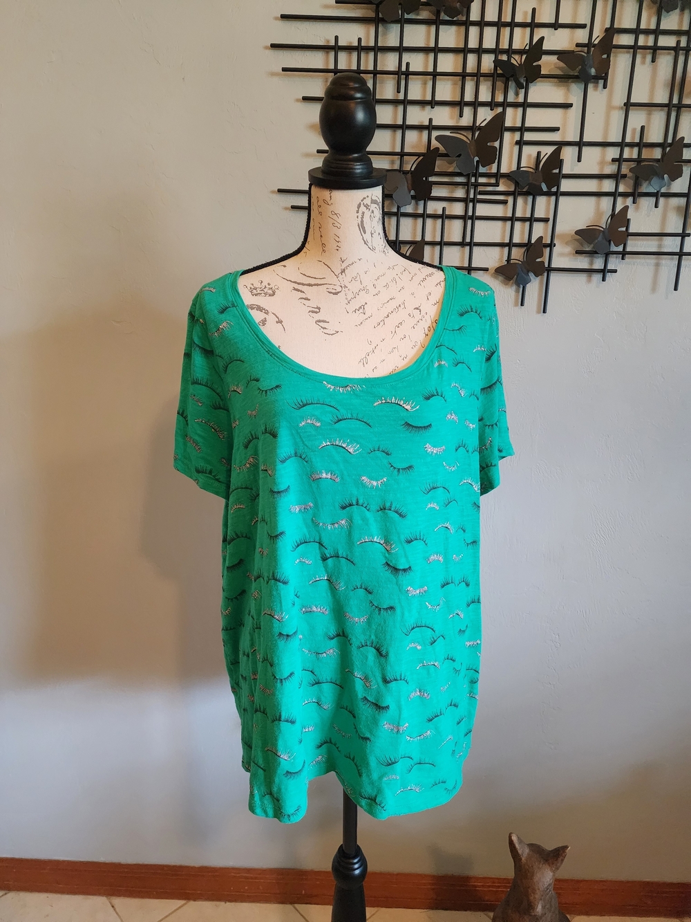 Lane Bryant Kelly Green Scoop Neck Tee with Sparkly Metallic Eyelash Print